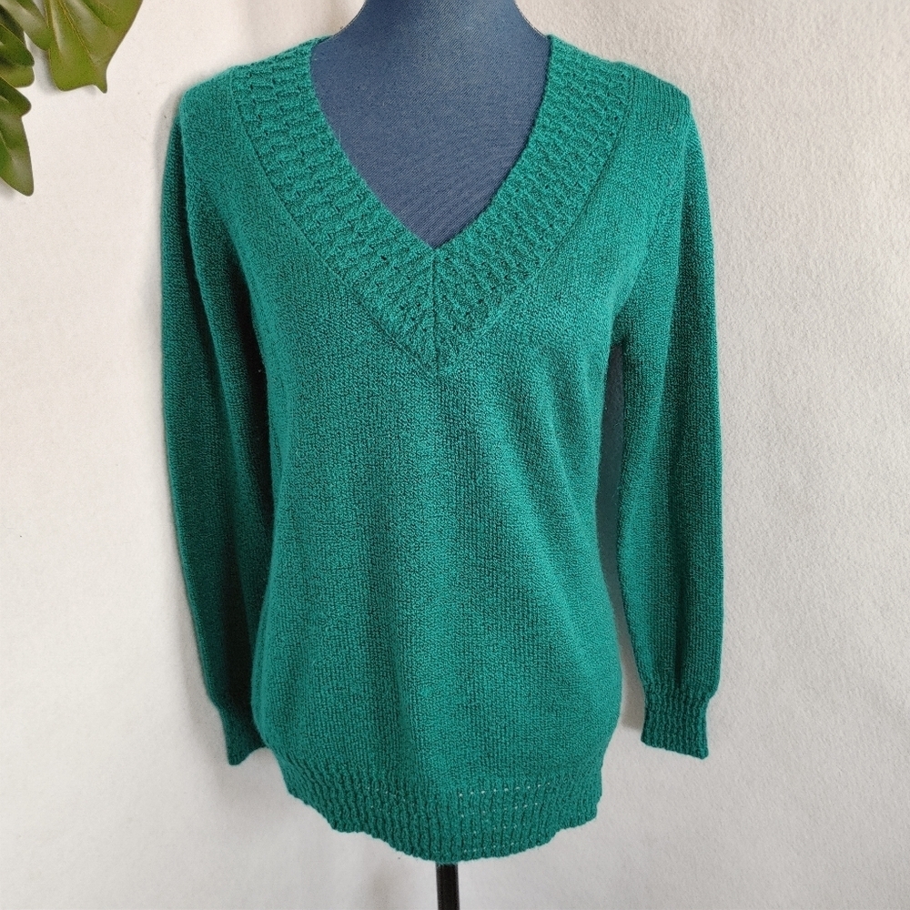 Laura Scott Green V Neck Sweater
